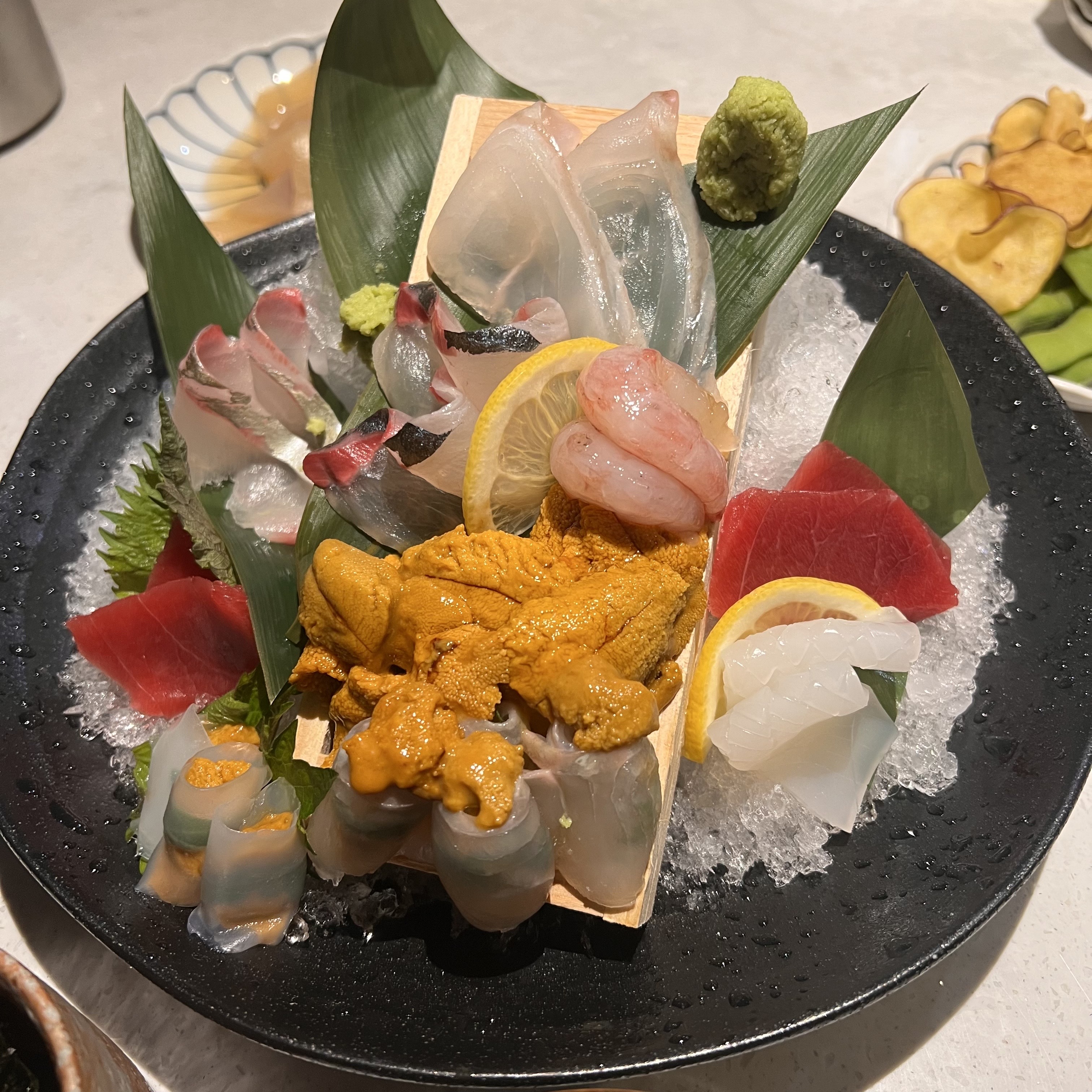 Jikan Dining三成店柜台及现代日式菜品