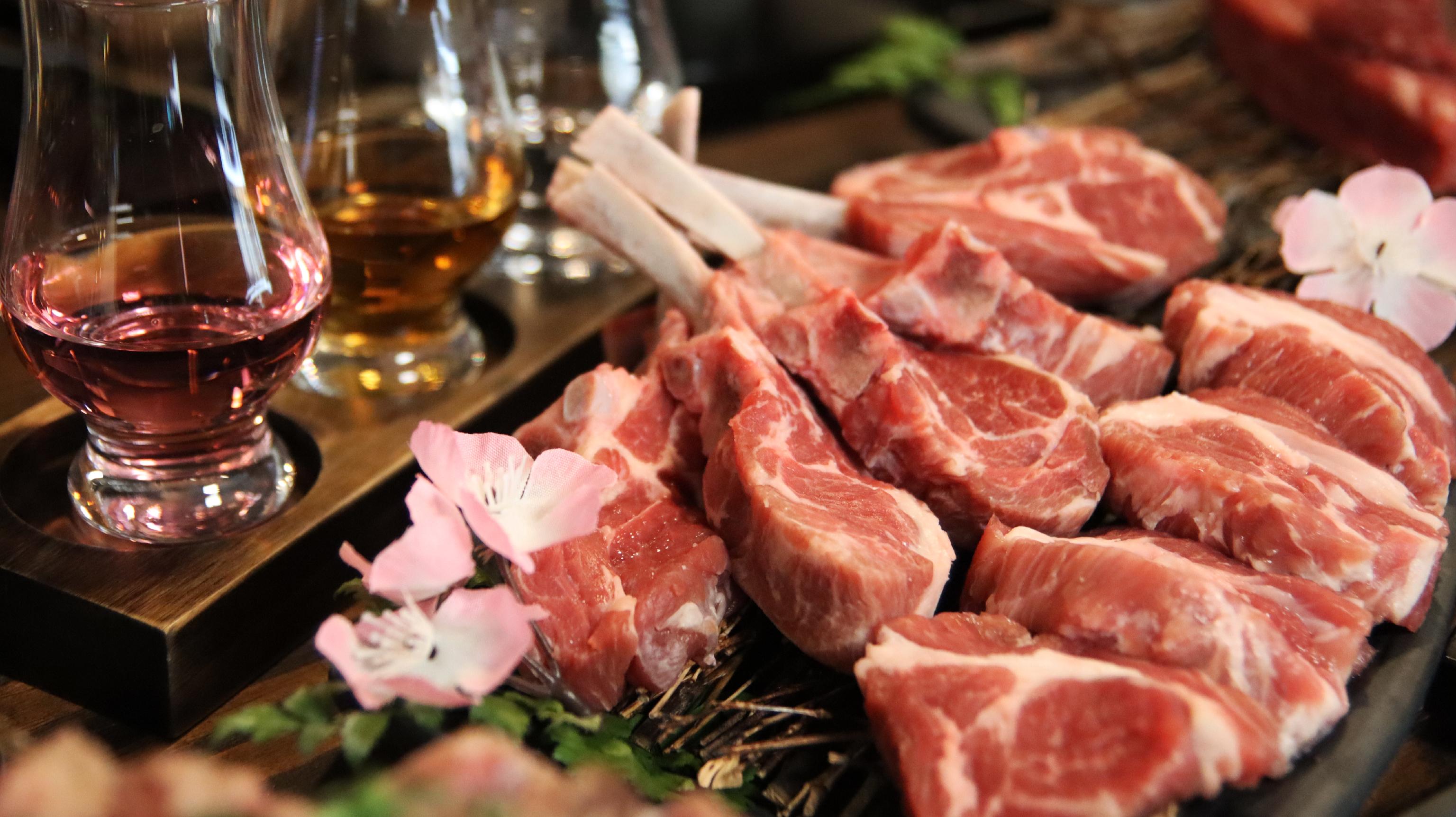 新論峴舒適烤肉桌搭配羊肉及牛排骨