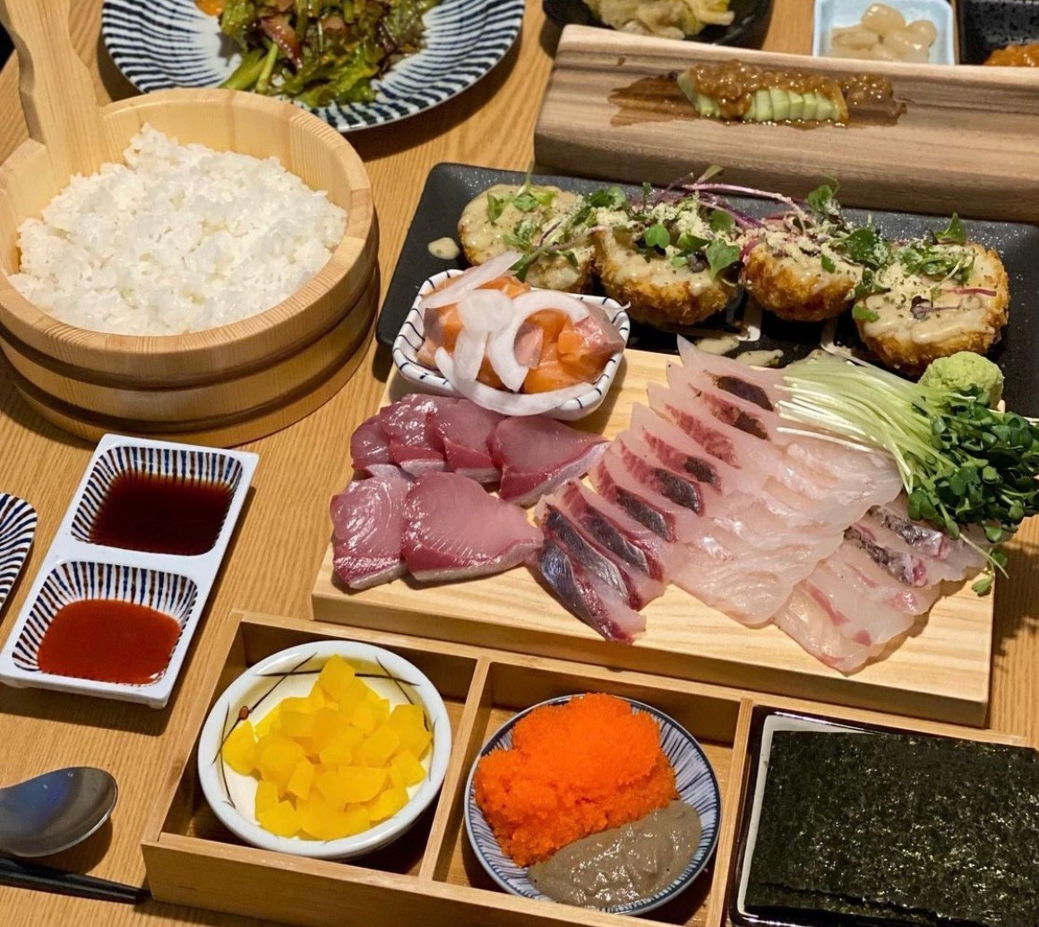 Aged sashimi and grilled scallops at Sendo Susan Yeoksam Branch