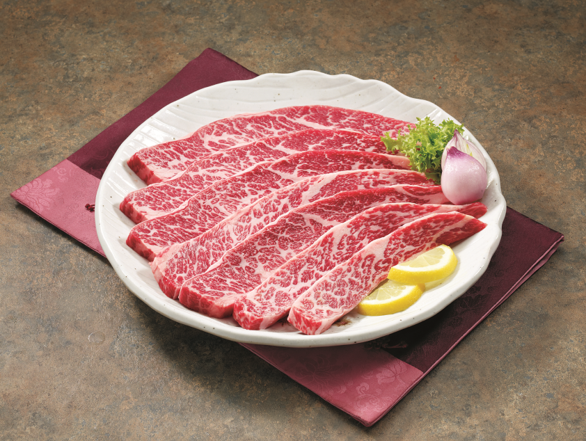ChamTowoo Dunchonの炭火でマーブルビーフを焼く様子