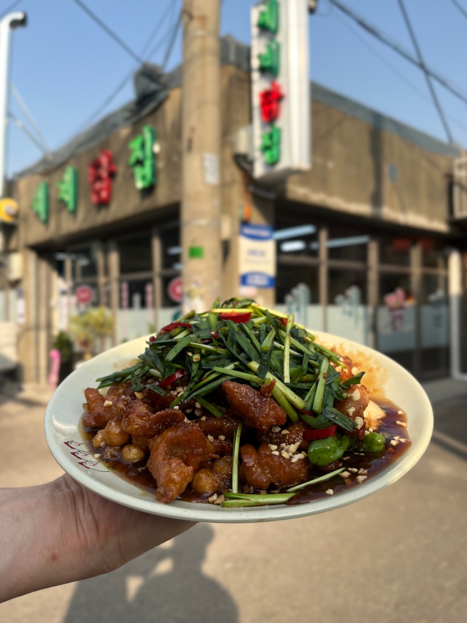 월드치킨하우스的时尚炸鸡和啤酒