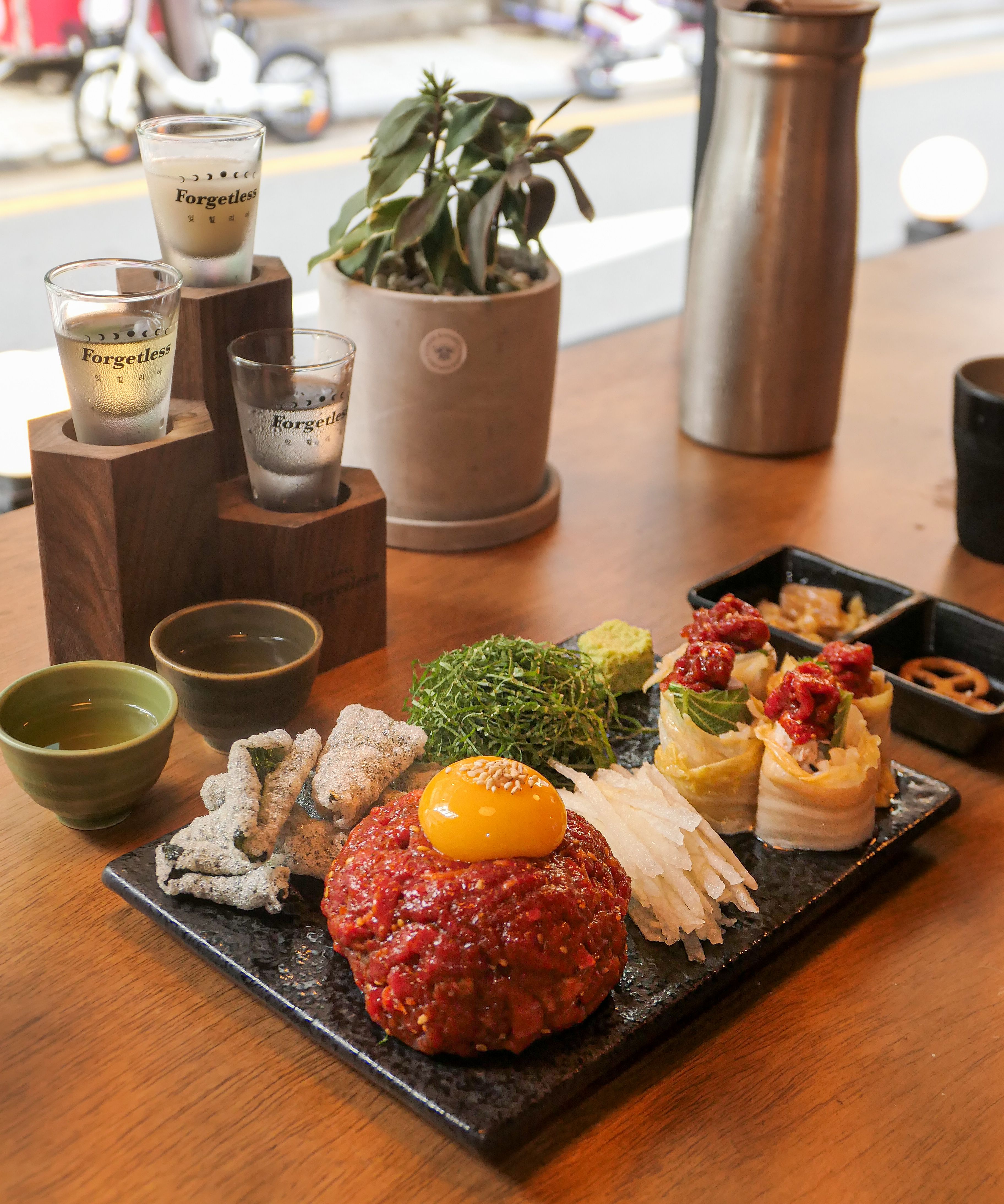 Forgetless Jamsil traditional liquor and yukhoe plate