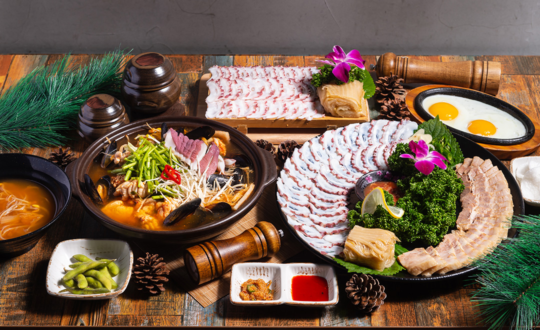 Mooneorang章鱼搭配大白菜猪肉包和陈年泡菜