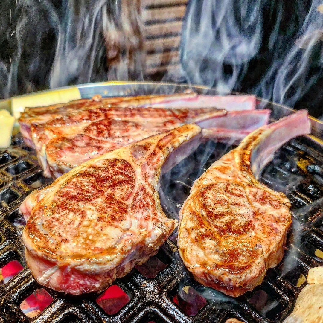 A+ Lamb Gunja 熱騰騰的羊排切盤擺盤