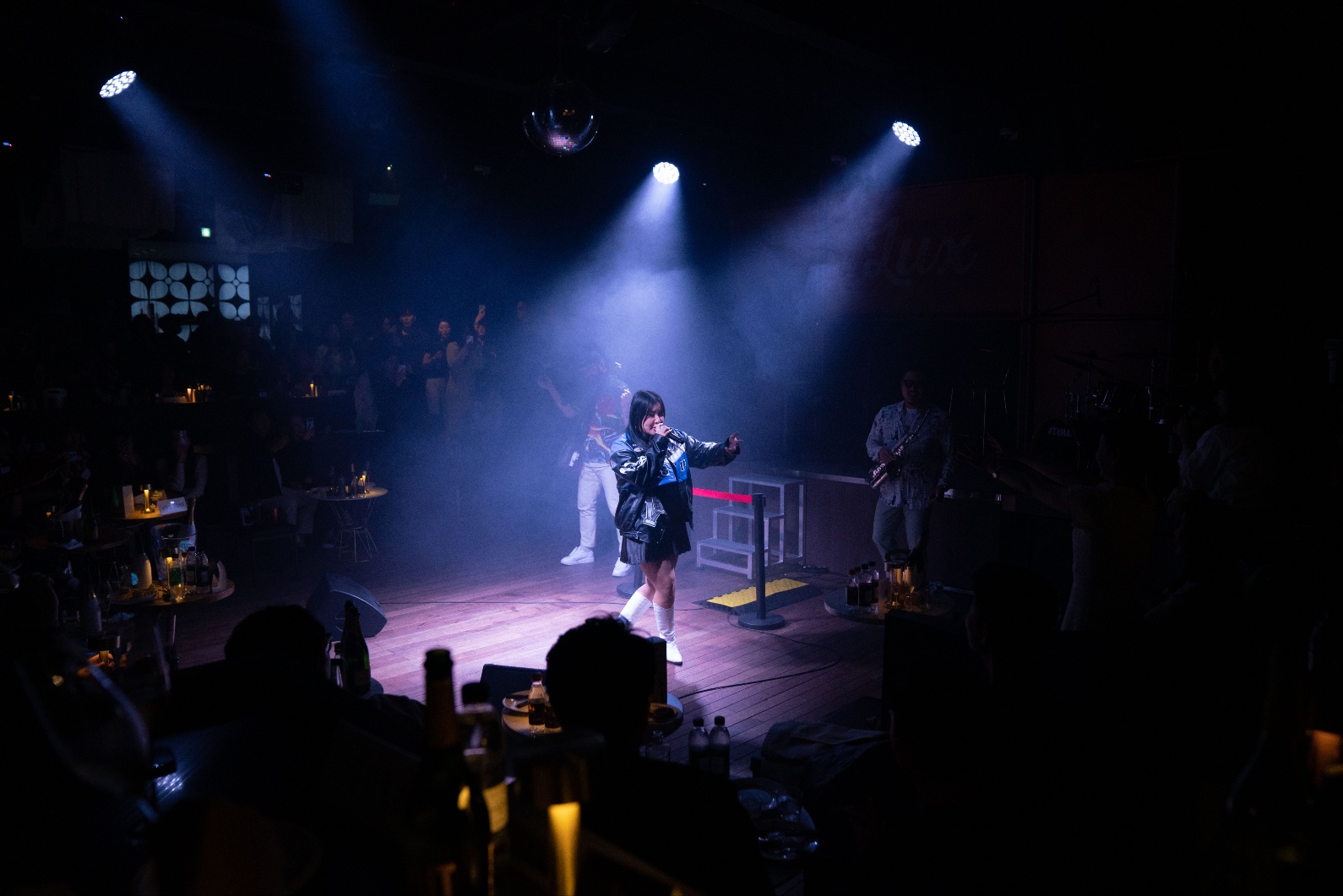 LUX Lounge 舞台灯光和现场音乐氛围