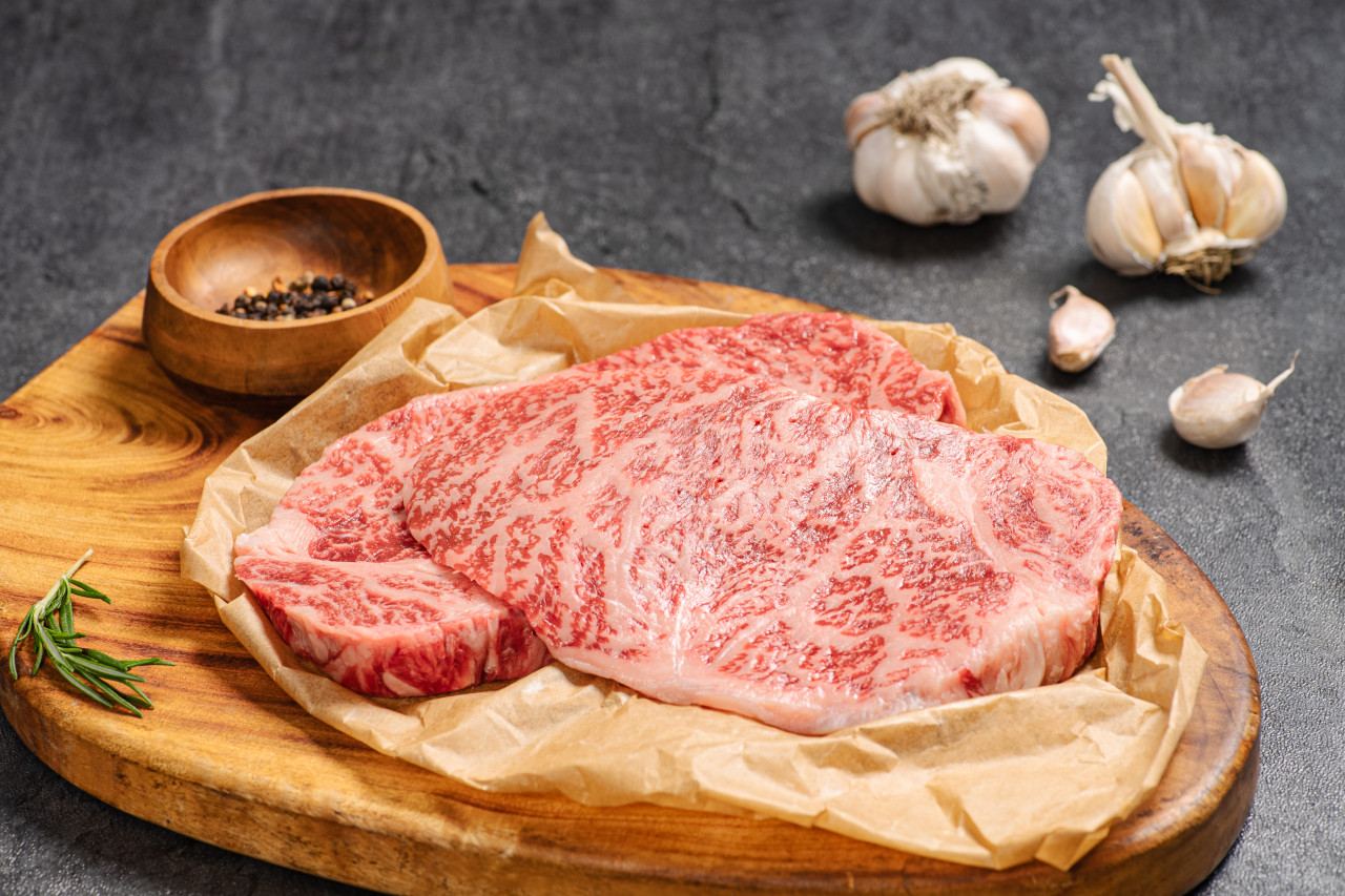 Il Du Korean BBQ 多款韓牛部位於烤盤上