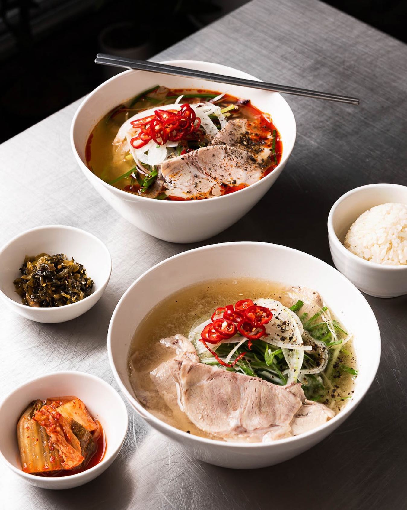 JUNGMYEONのステンレスカウンターで白と赤のヌードルボウル