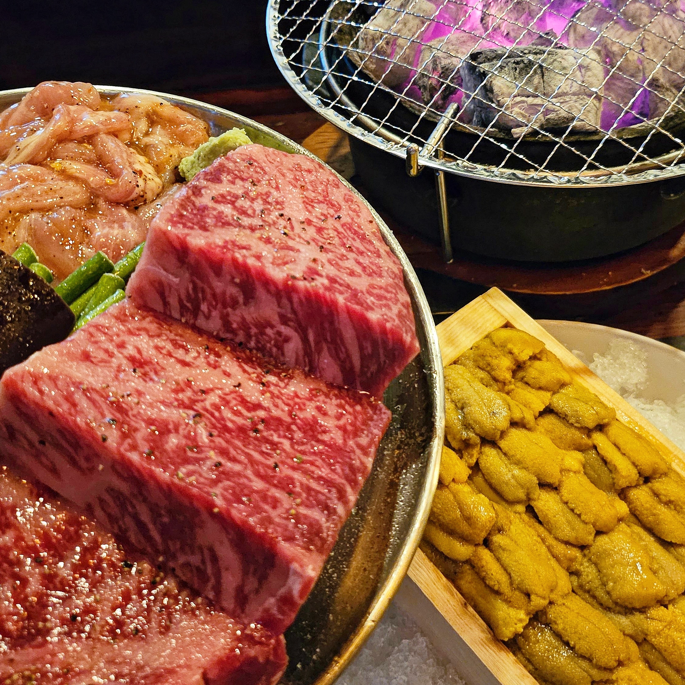 Umeigyū Seongsu烧肉套餐搭配牛舌，深夜烤制