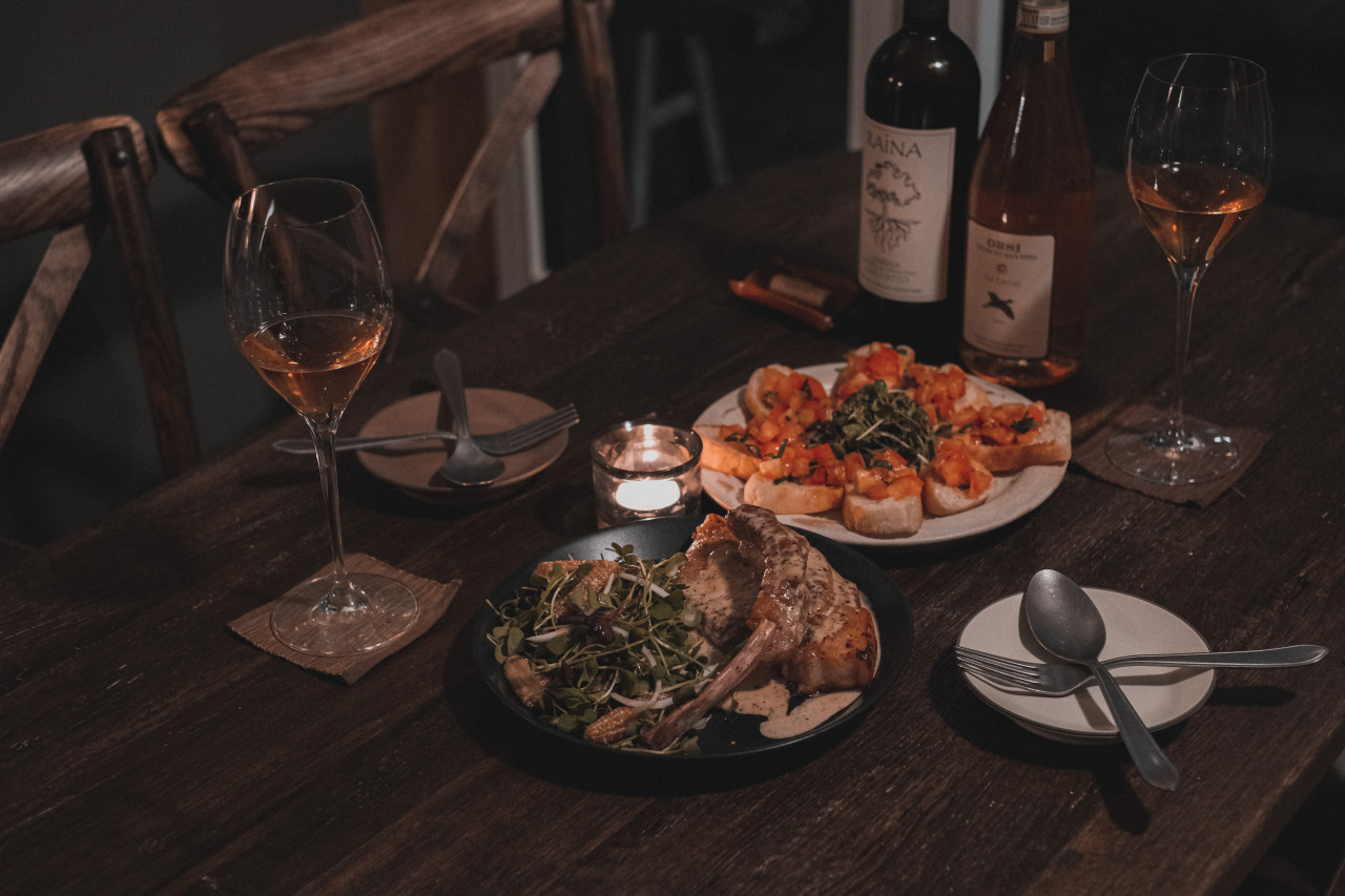 Ortlan 溫馨小酒館氛圍與葡萄酒及羊肋排