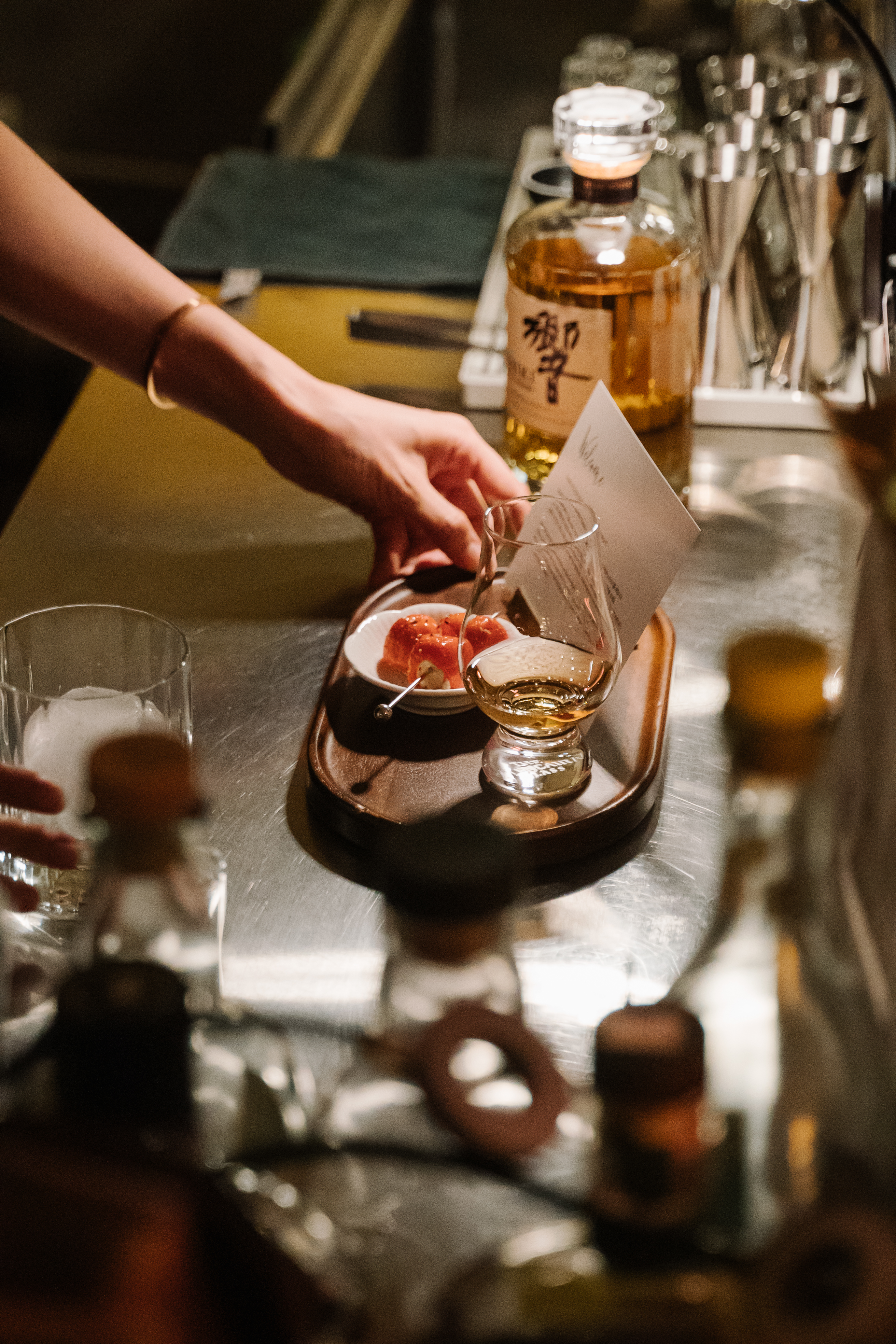 Tender Is the Night威士忌酒吧，温馨灯光与沙发