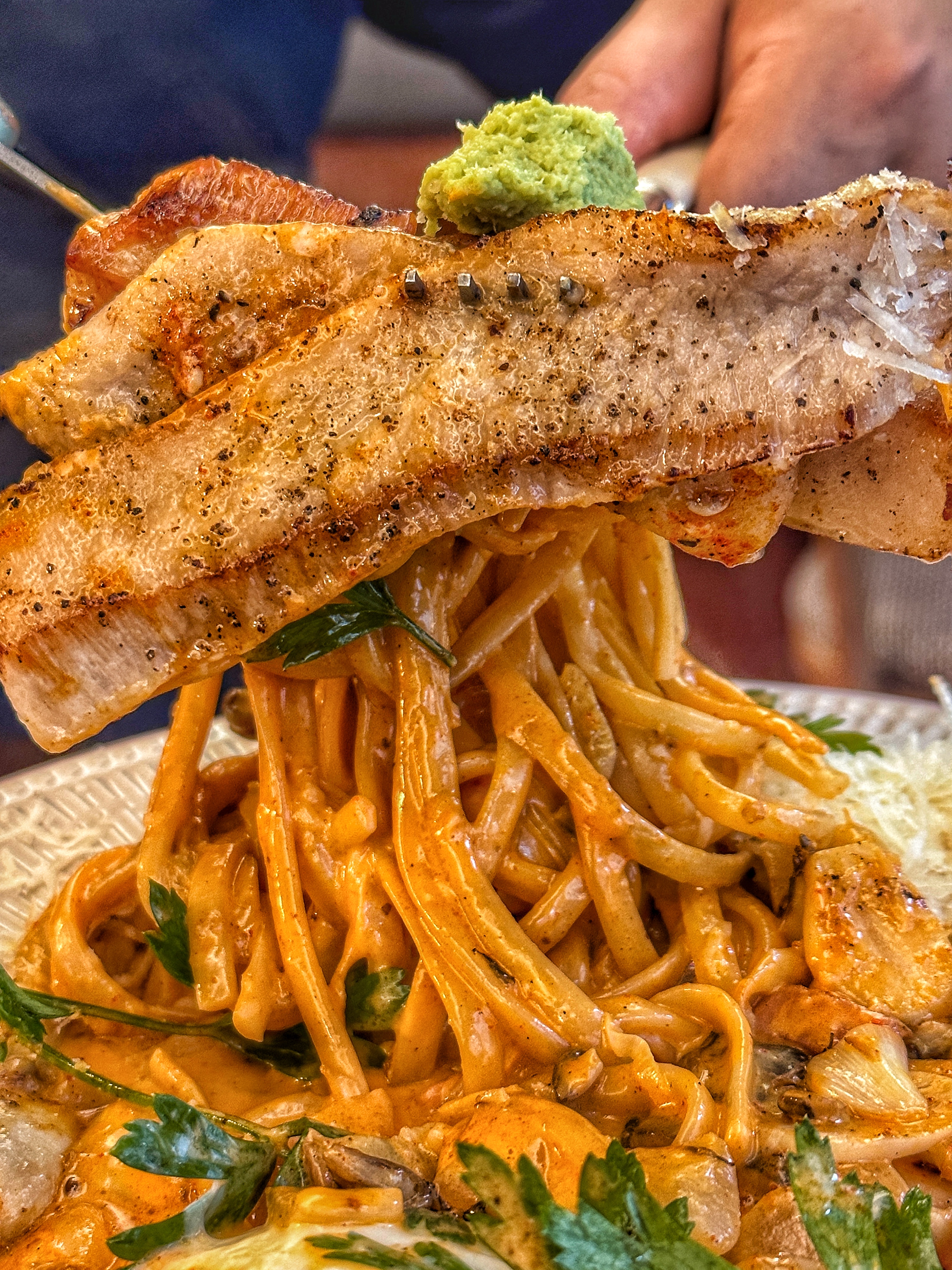 Pasta Trioの看板、エビオイルパスタとペパロニラザニア