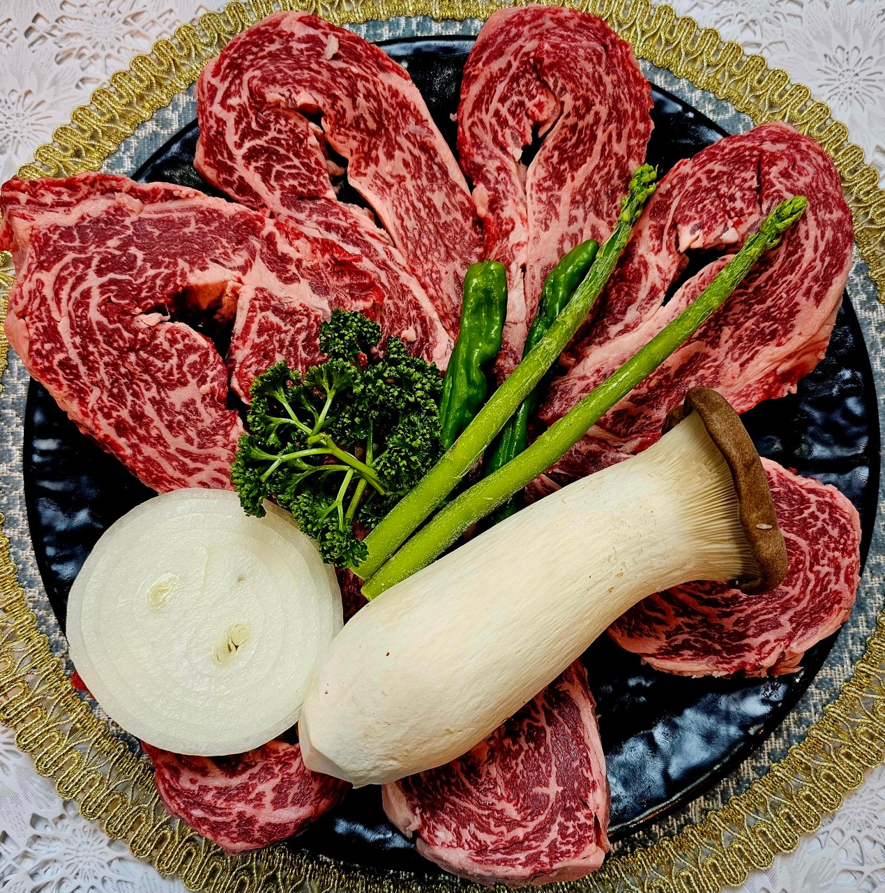 토종한우 뭉티기 정육식당の精肉カウンターと温かい鍋