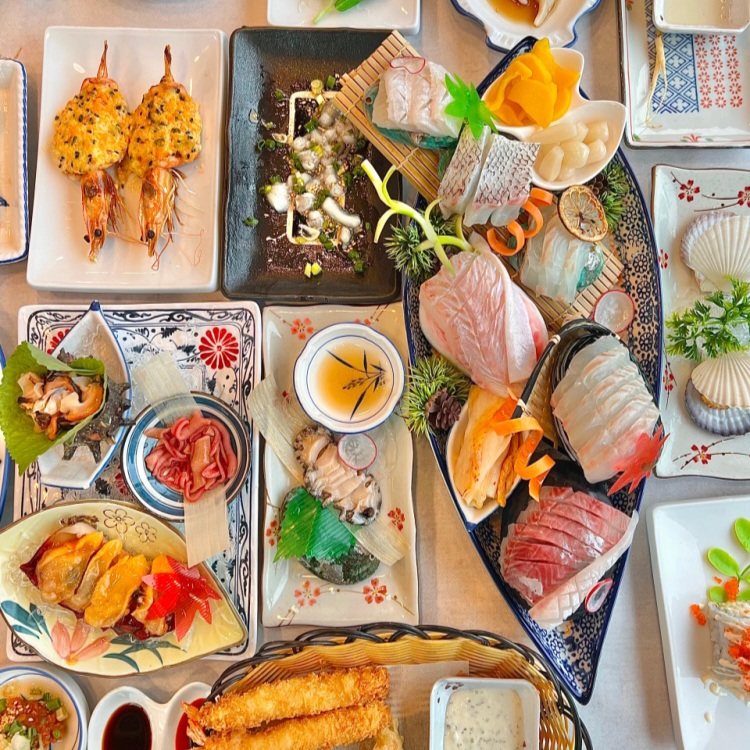 廣安達滋的海鮮拼盤與廣安大橋景觀