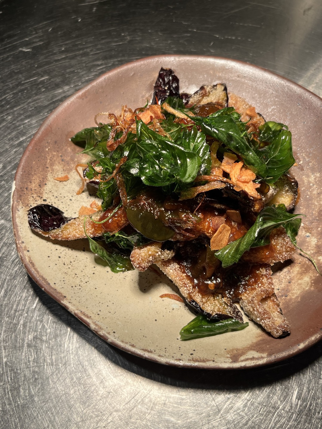 HORAPA 西村泰國料理擺設在木桌上