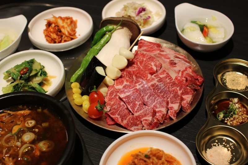 Stone-grilled short ribs sizzling at Raon Seok Galbi in Seongsu