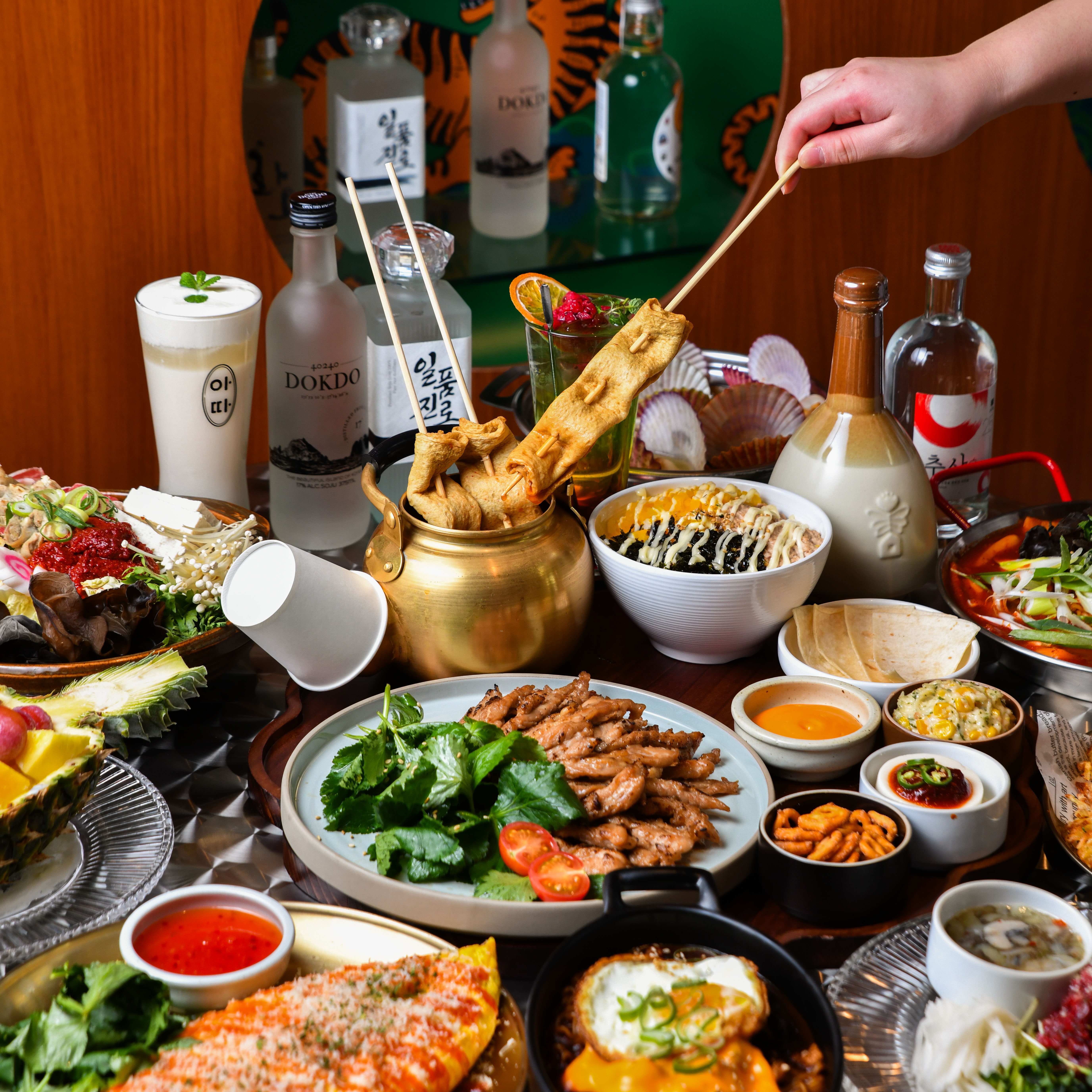 Adda韓国ダイニングバーの深夜キムチチゲとドリンク