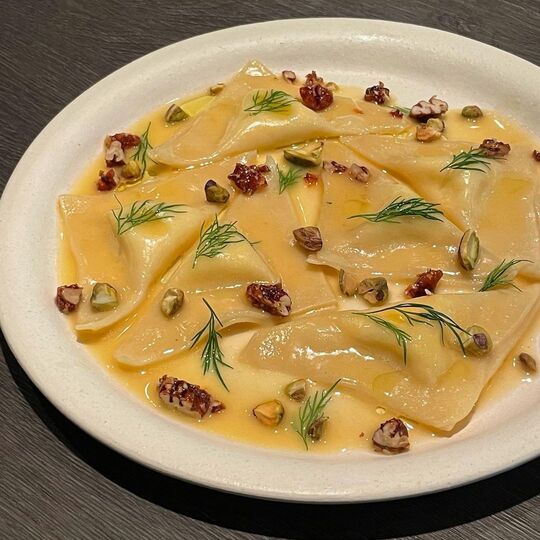 Cor Pasta Bar手工義大利麵搭配光滑醬汁與酒杯