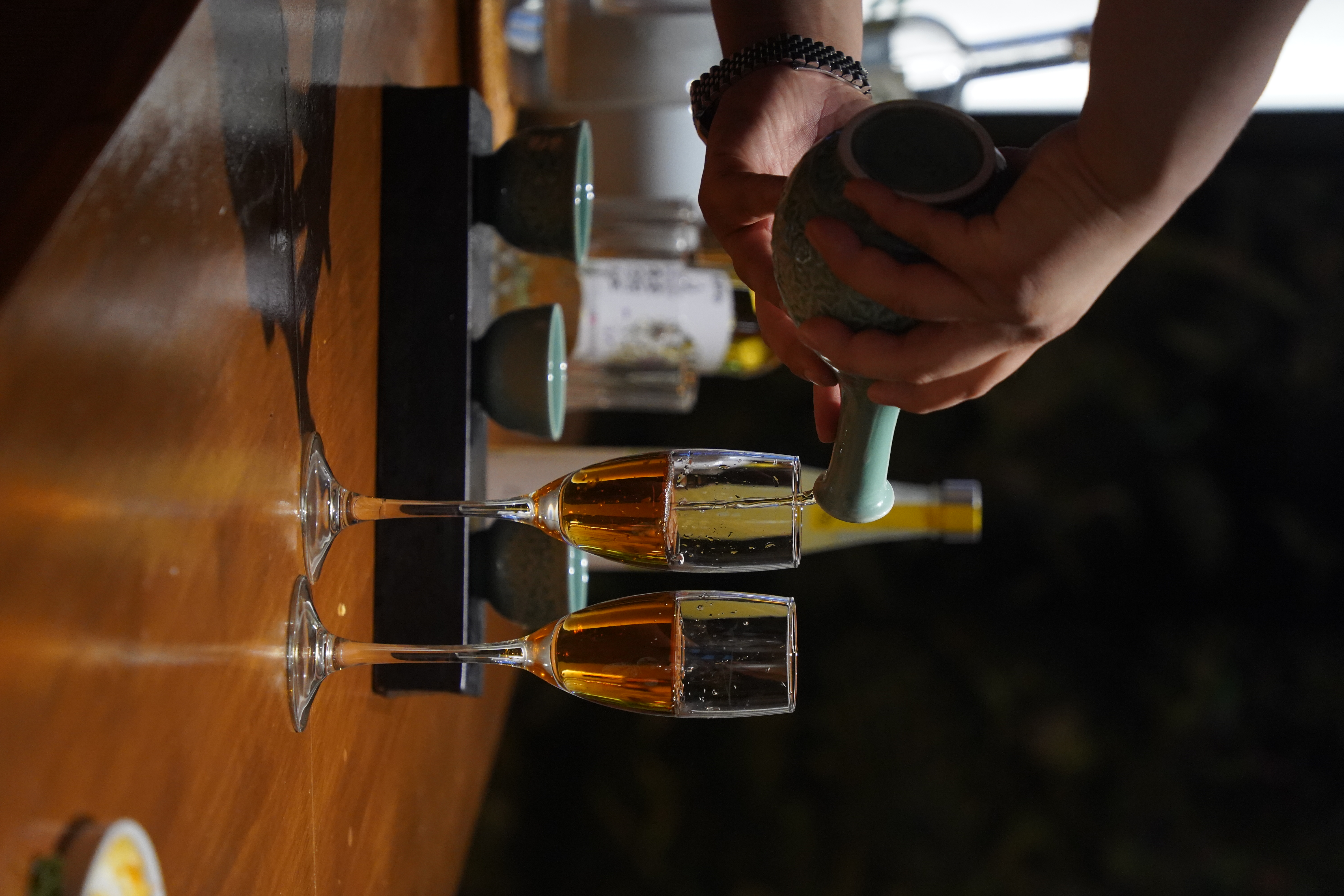 Sarangchaeの伝統酒バーのテーブルと小皿