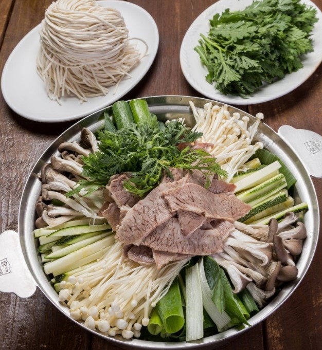 ゴムククシチプ明洞店の骨スープ麺と牛肉