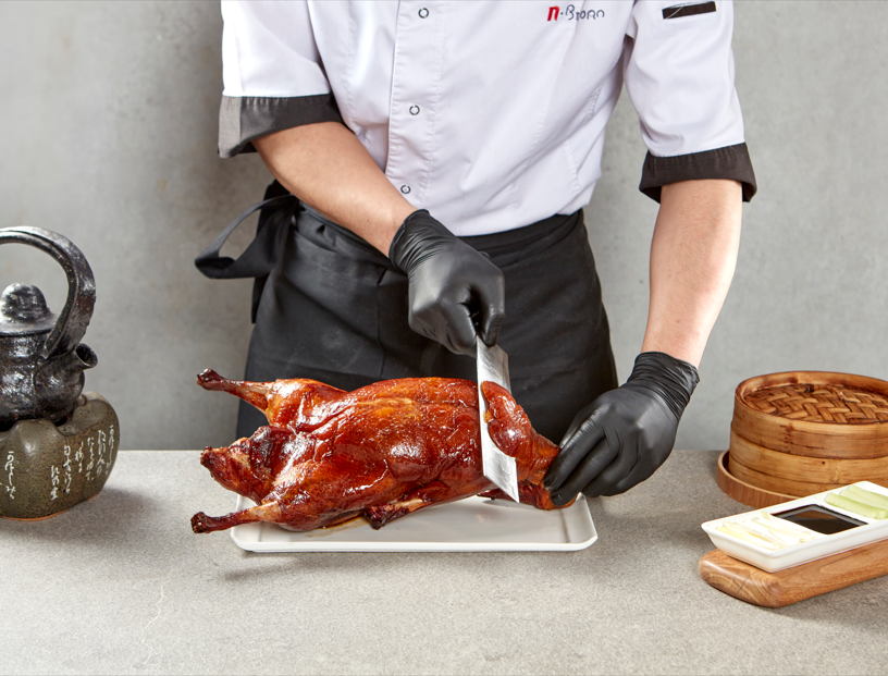 王氏烤鸭 论岘 分店，烤鸭皮脆肉嫩，现场切片