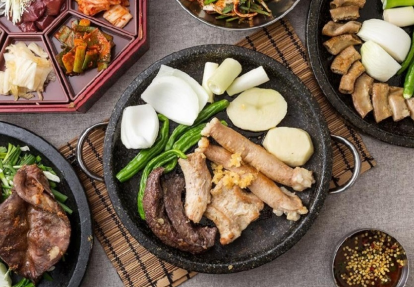 Mogdong Yangdaechang sizzling beef intestine platter