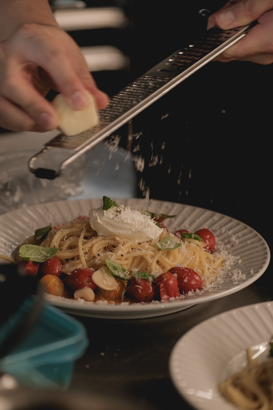 Quenelle Daejeon cozy interior with plated Italian dishes