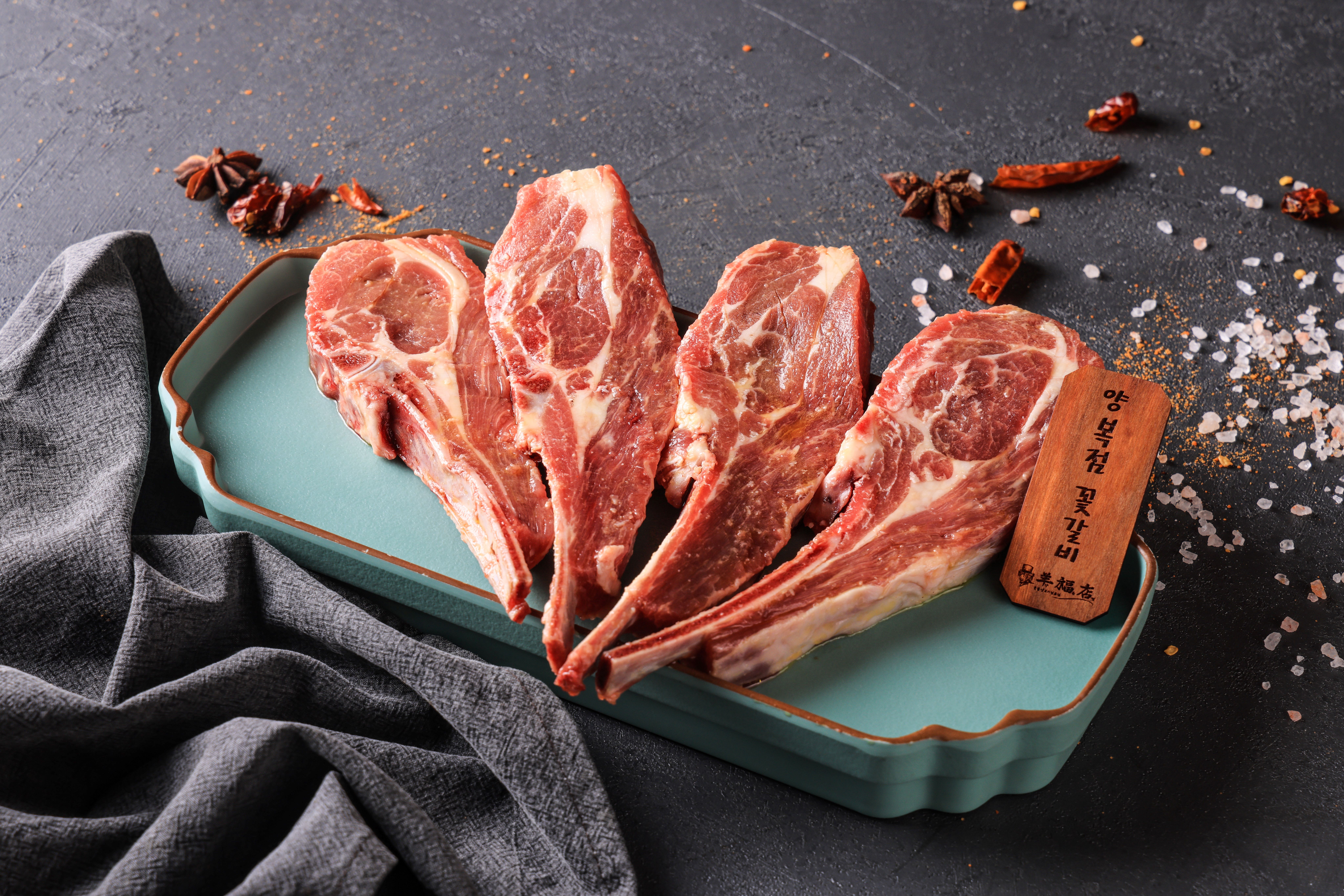 楊福店聖水的厚切羊肉串炙烤火焰上噴香