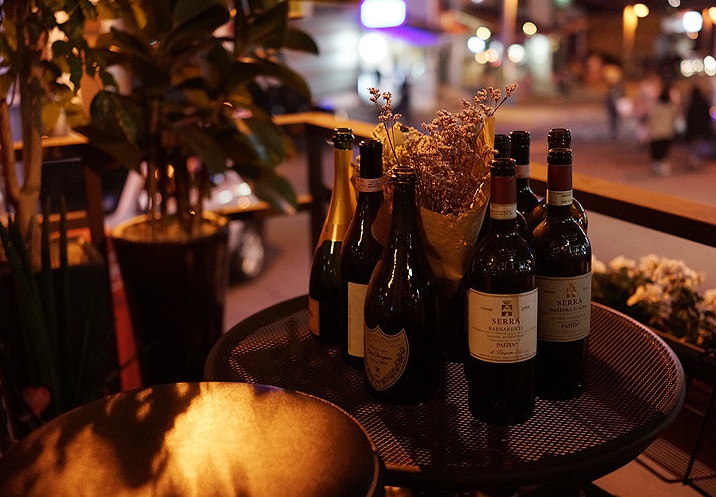 Comme Moa cozy Haebangchon bistro setting