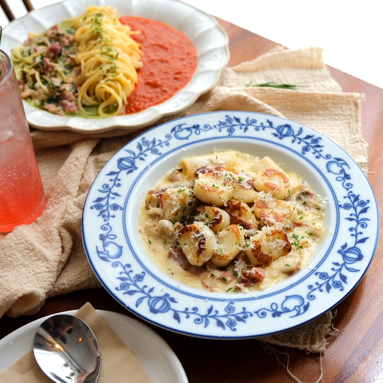 Bistro Sarangbang 義大利麵與馬鈴薯糰子在上水整齊擺盤