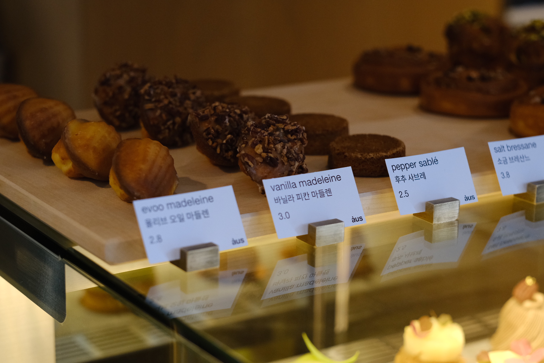 aus 餐酒館內部，有葡萄酒與擺盤甜點