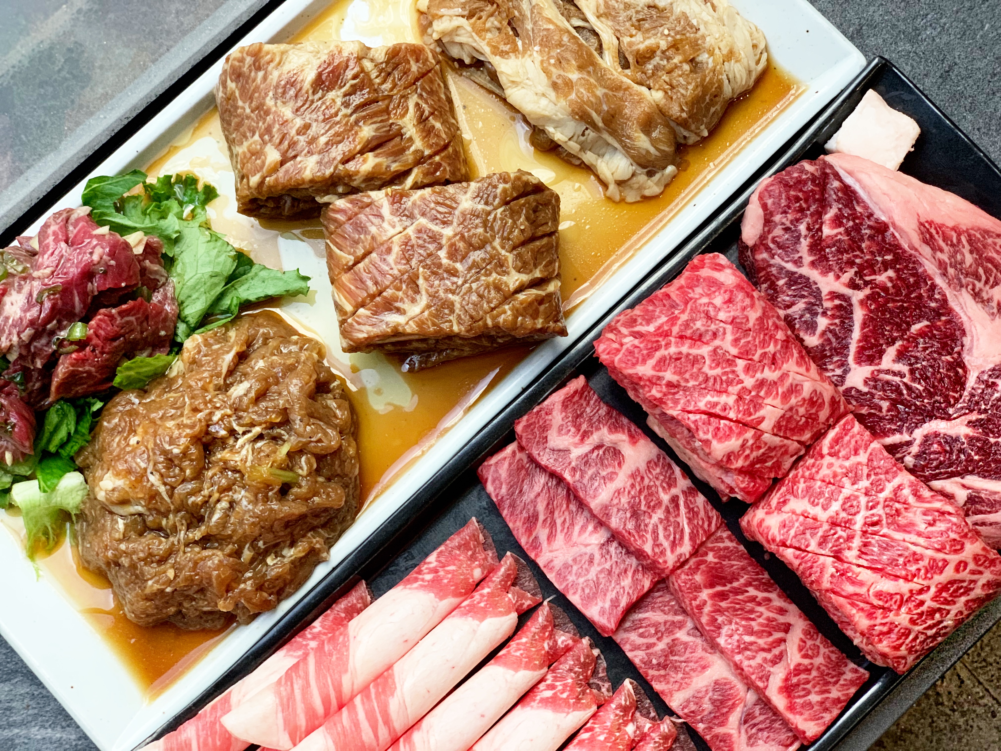 Yoon Haeundae Galbi 特製タレの光沢あるカルビ