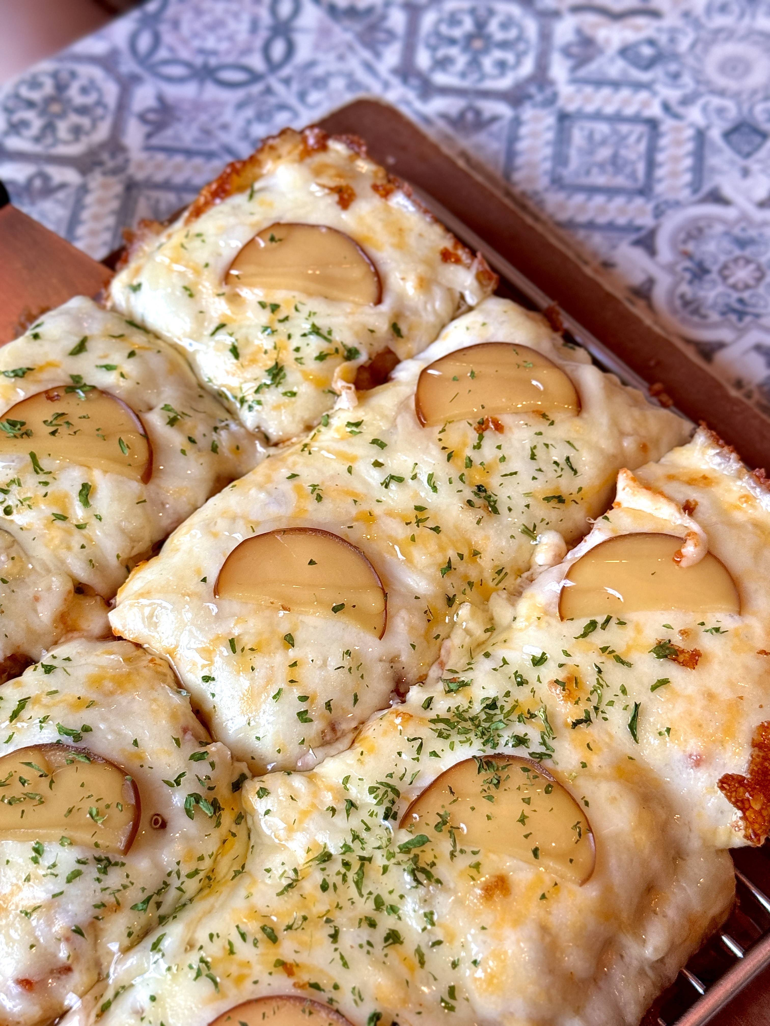 ピザデューク フィザヒップ 狎鴎亭のデトロイトスタイルピザとハイボール