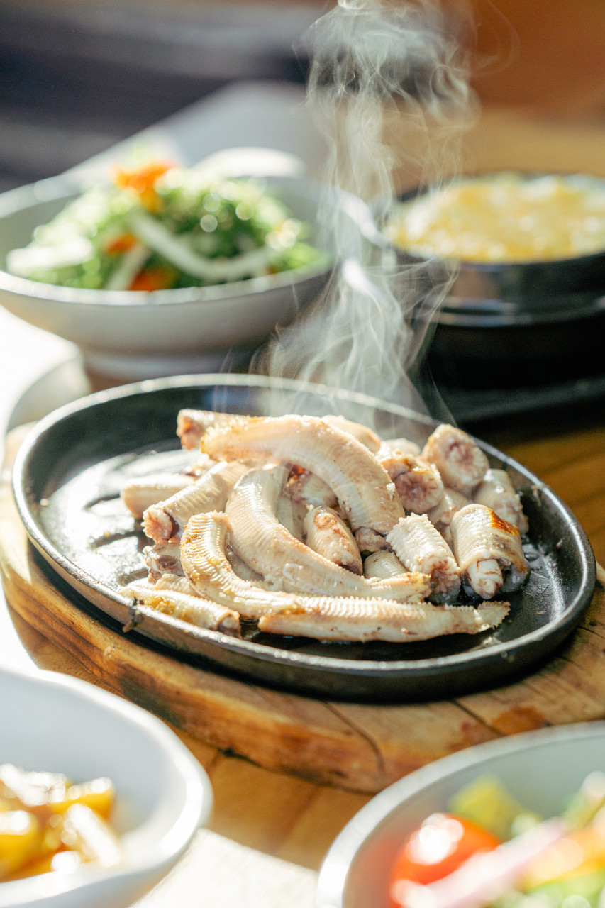 Gijang seaside straw-fire grilled hagfish