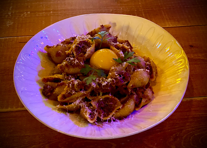 Radiohead Pub 霓虹燈酒吧，提供精釀啤酒與宵夜