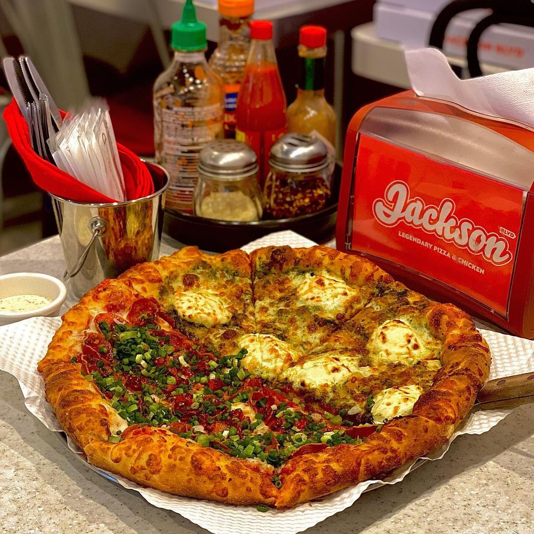 Jacksonpizza俱樂部風格披薩切片與啤酒壺