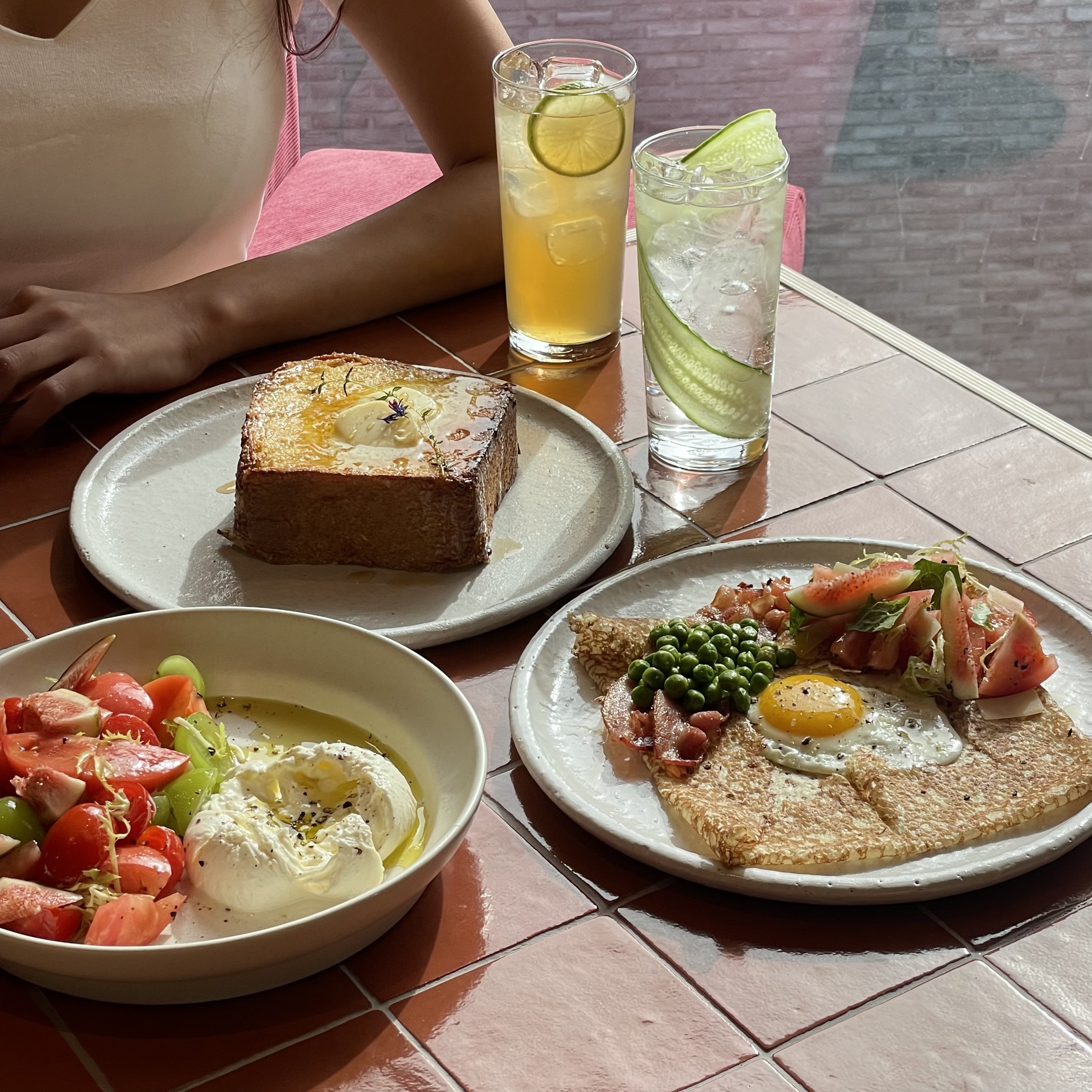 Veverka汉南全天早午餐，窗边采光良好，桌距宽敞