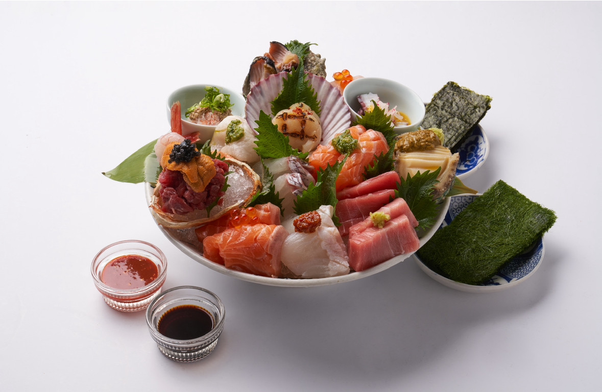 ジャオク城秀の居酒屋内装と刺身