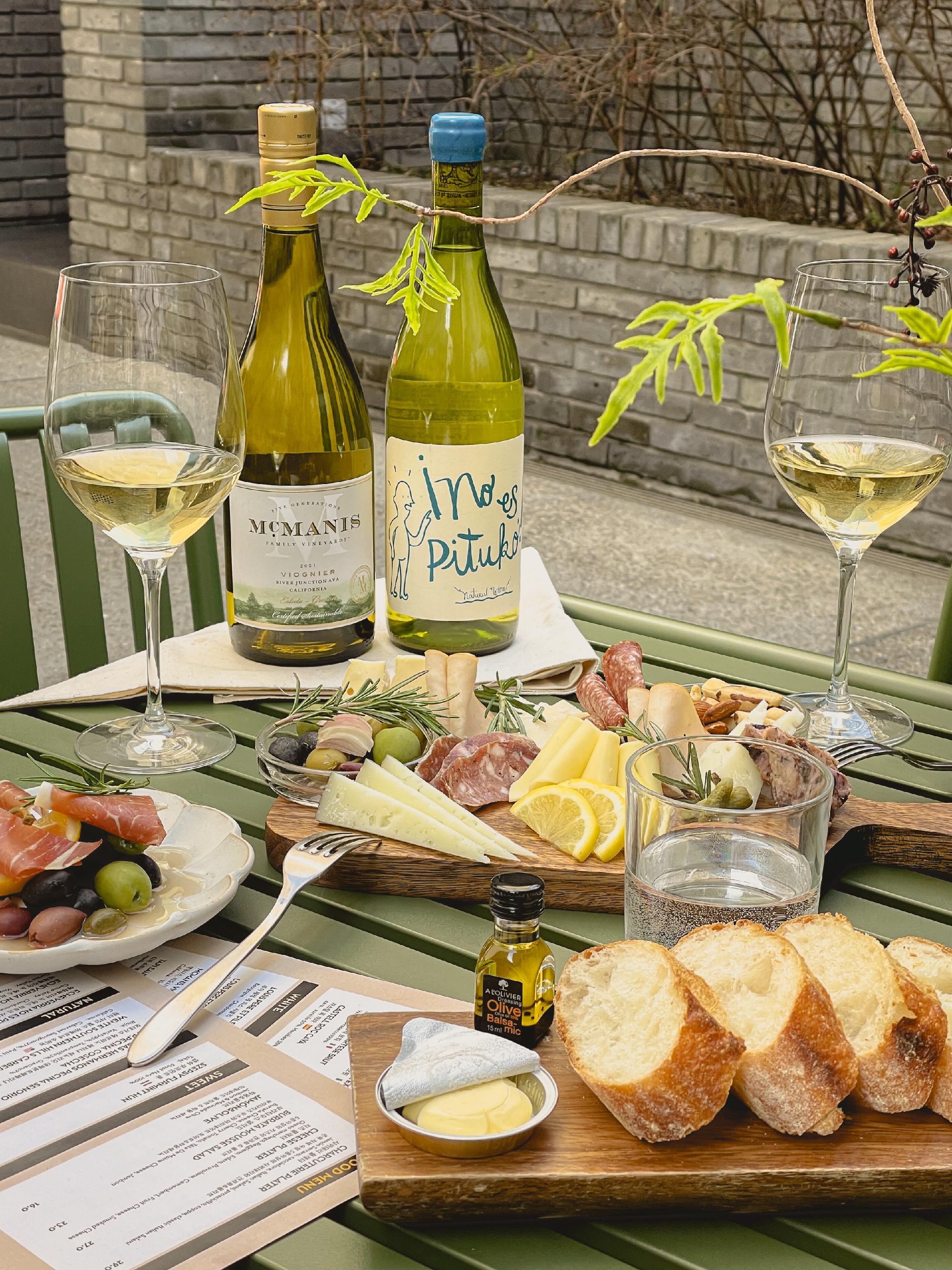 カフェ ル センスのテラスとワイン、職人のベーカリー