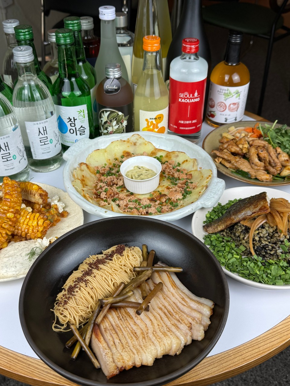 Kkyak酒馆和烤猪颈肉及面条