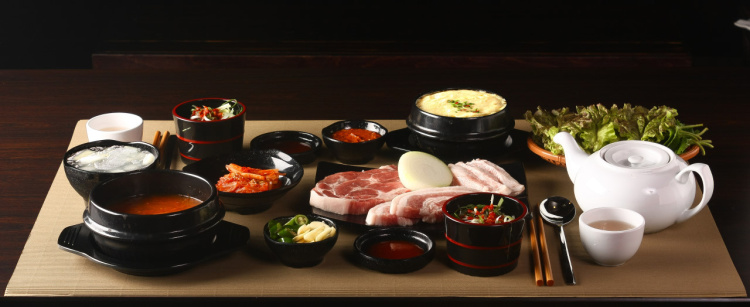 Hwagi-ae-ae 江南店桌面擺有牛肉排骨與冰鎮冷麵