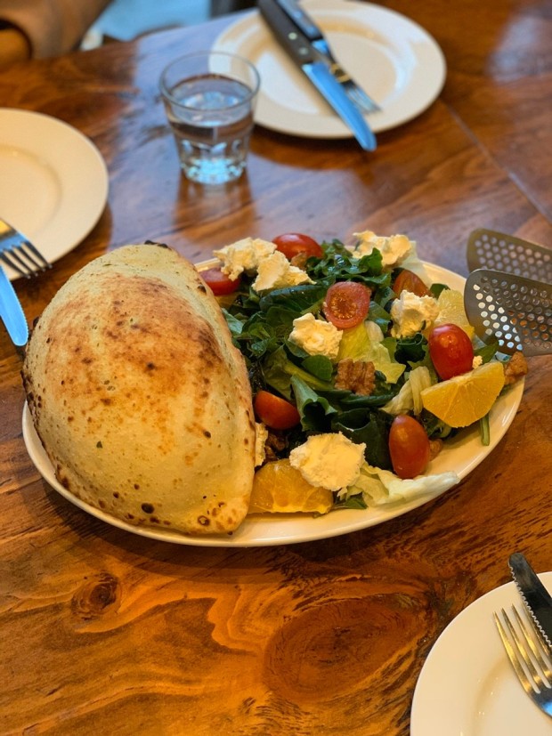 オーク薪窯で焼き上げるふんわりとしたナポリタンピザ