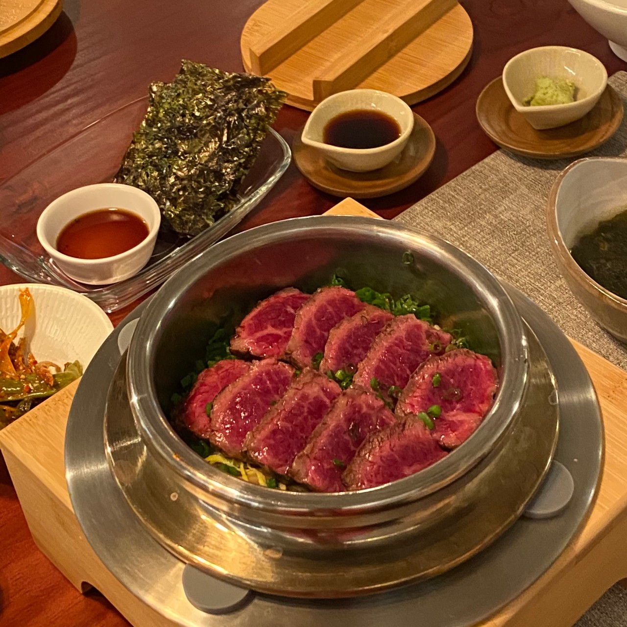 チョリサンギョンの現代的な釜飯セットと季節の韓惣菜