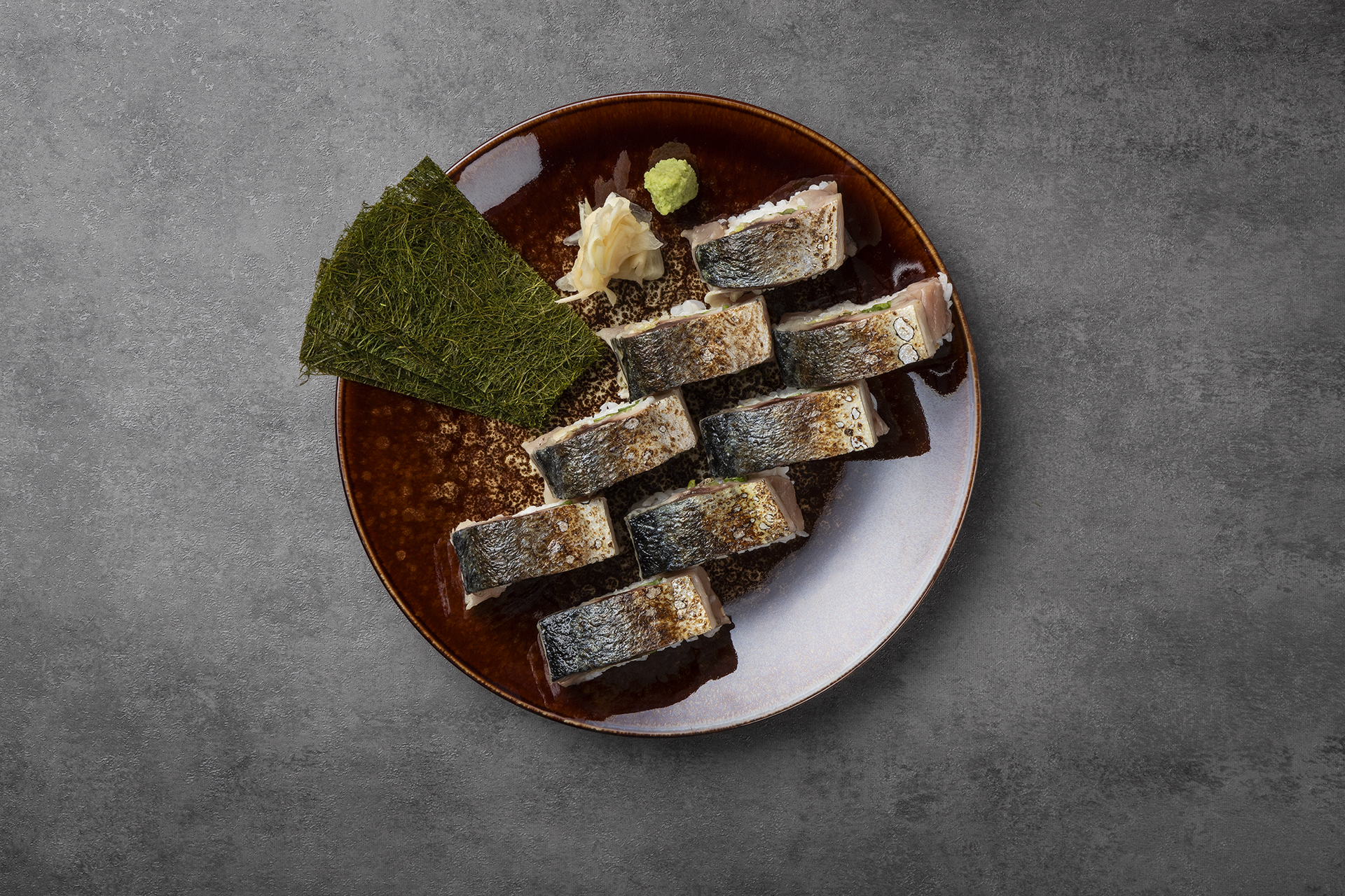 Tanuki 奉天駅の居酒屋カウンターと揚げ物プレート