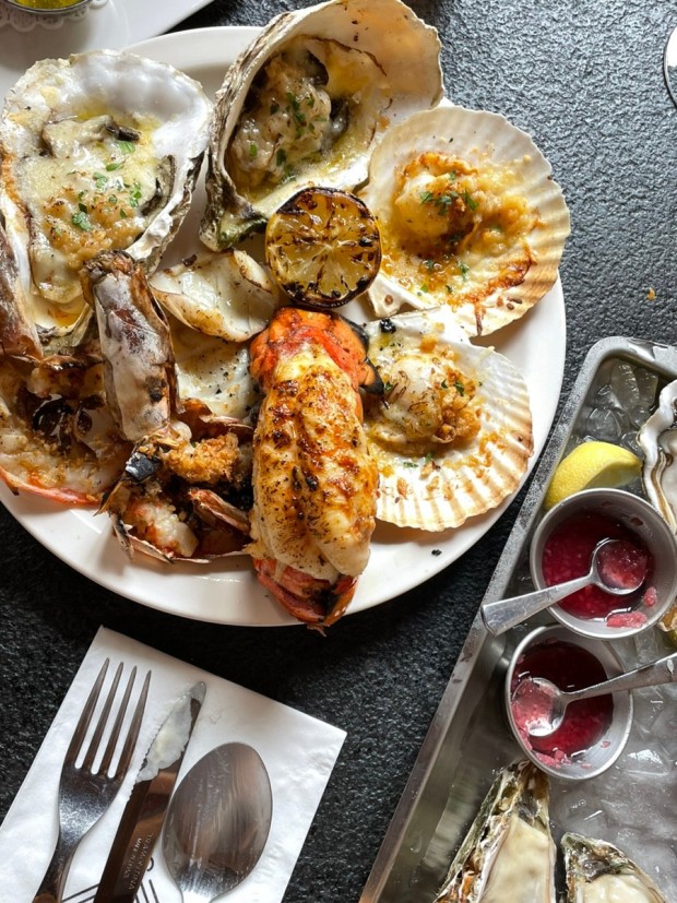 DOZEN OYSTER HANNAM海鮮拼盤與義大利麵