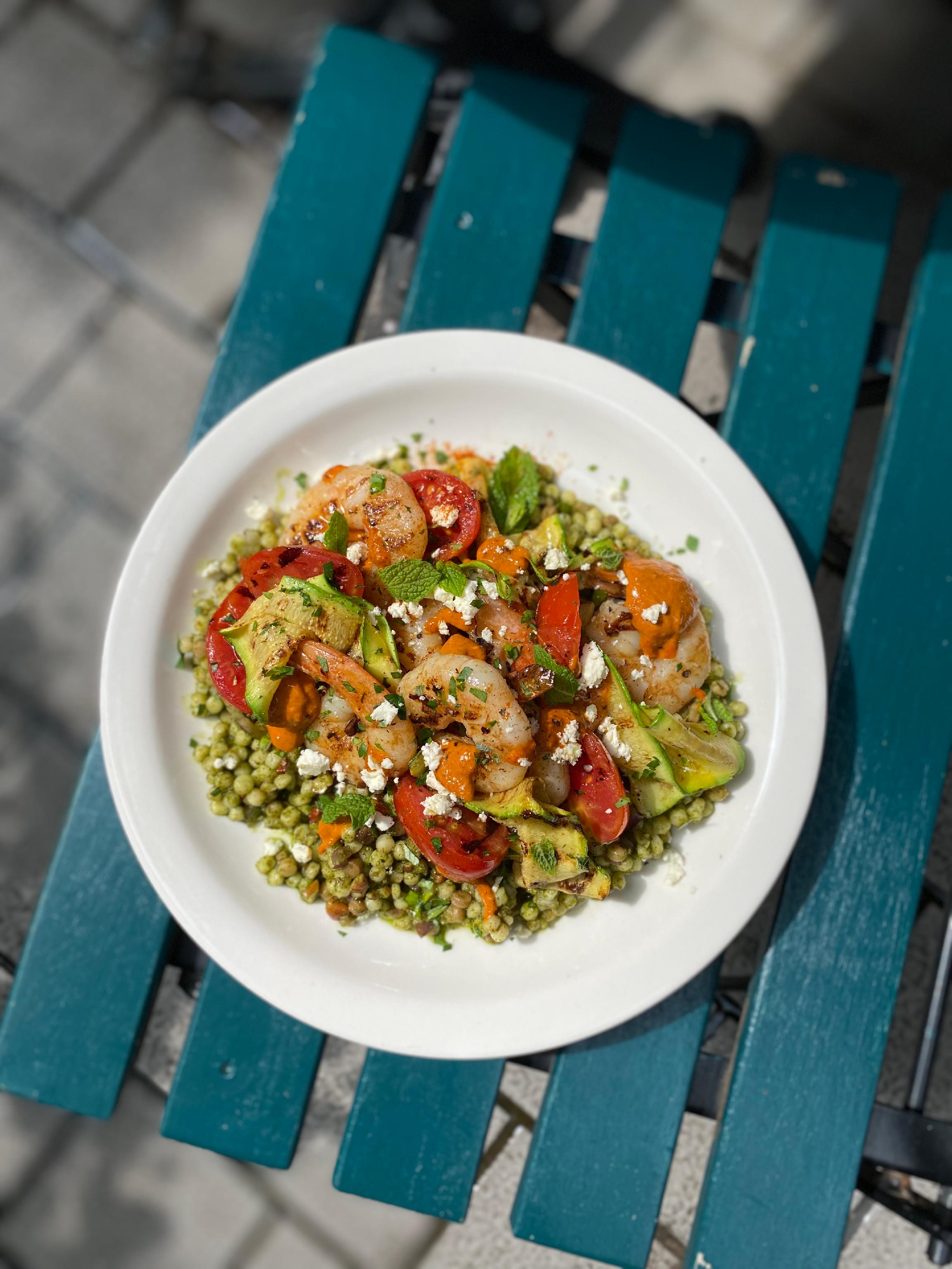 Village Hannamの居心地の良いナチュラルワインバーとフムスサラダ