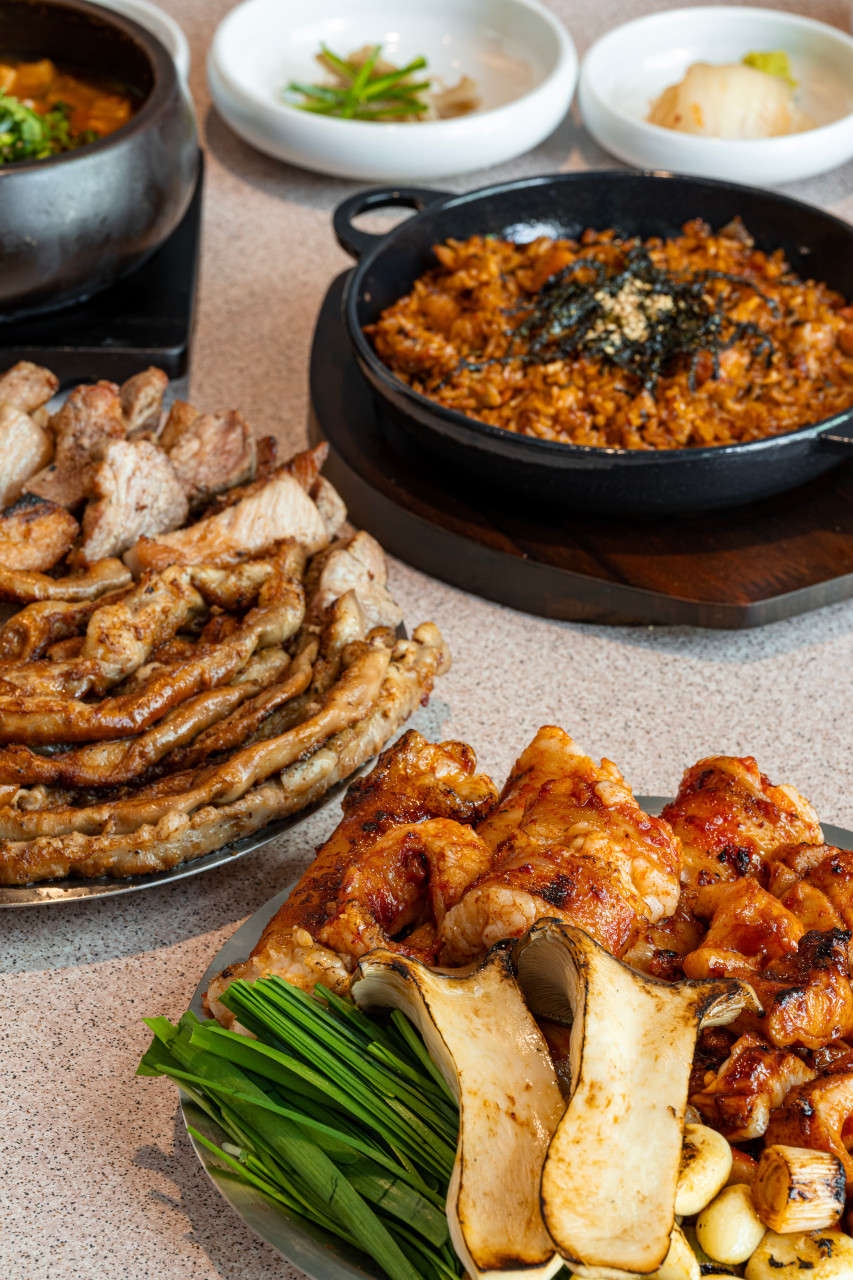 Bulgumeong beef special cuts and grilled intestines on the fire