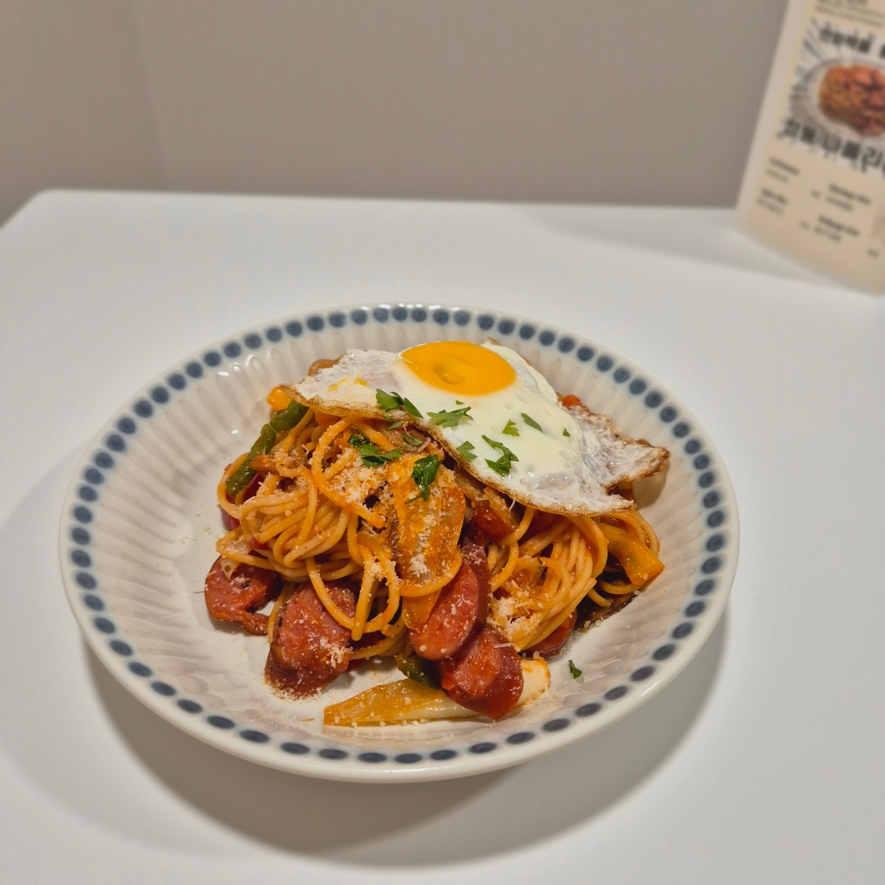 AKIBA COMICS private rooms with 4K projectors and comics library