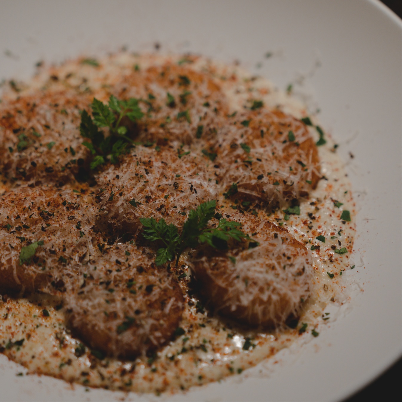 Meaty Hapjeongのステーキとパスタ、看板カクテルと共に