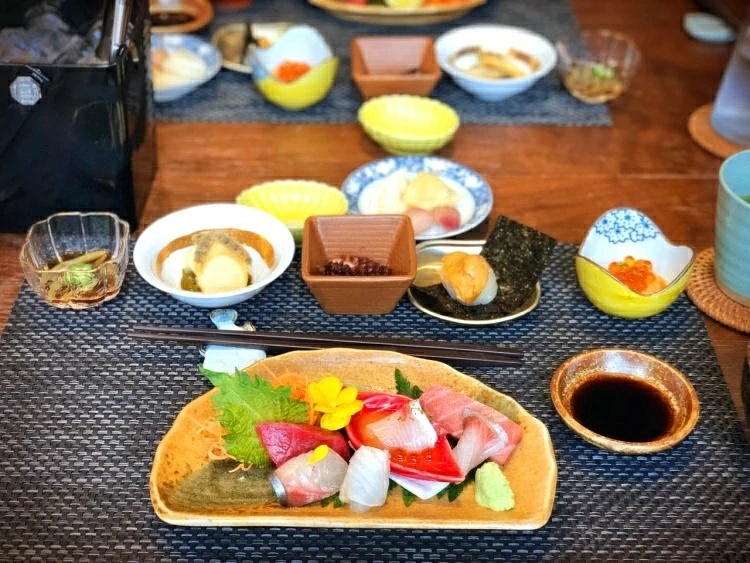 海雲台の岩のエレガントな寿司カウンター