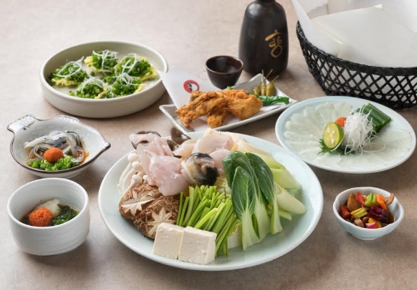 Hyeonbogjib fugu sashimi and hotpot setting in Cheongdam